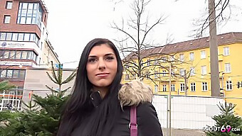 Cercetașul German Kristal Amore Se Bucură De Oral Și De Sperma În Gură