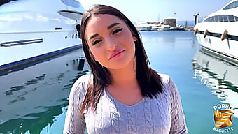 A Amadora Italiana Sarah Louise Young De 18 Anos Se Entrega A Algumas Brincadeiras Kinky