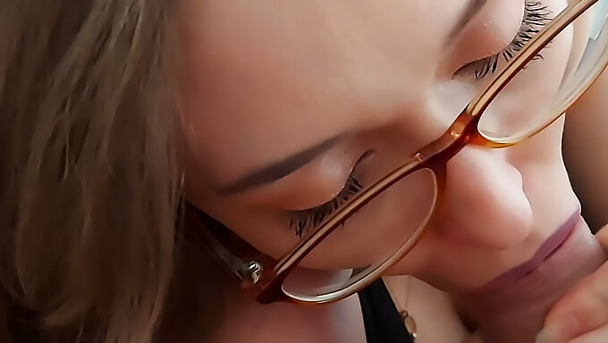 Franse Tiener Geeft Een Blowjob En Krijgt Een Cumshot