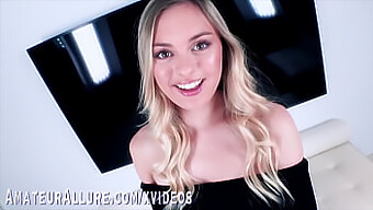 Blond Bomba Amber Moore Dává Ohromující Handjob A Šuká