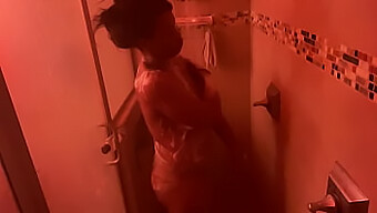 Guru Ebony Muda Menjadi Horny Di Kamar Mandi Dan Menjadi Nakal