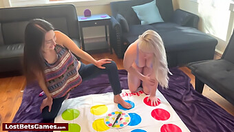 Lesben Spielen Twister Mit Einem Versauten Sexspielzeug-Twist