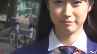 Naturlig Teenager Tomomi Motozawa I Skoleuniform Har Perfekt Krop Og Suger Sin Klassekammerat.