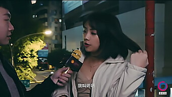 Cuộc Phỏng Vấn Trên Đường Phố Của Yueyue Dẫn Đến Một Màn Blowjob Mãnh Liệt