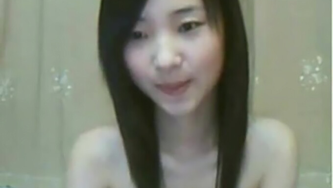 Nouvelle Chinoise Se Masturbe Devant Sa Webcam