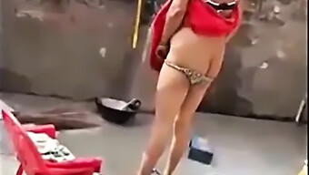 Genç (18+) Kız Sıkı Amını Idrar Ve Sıkıyor