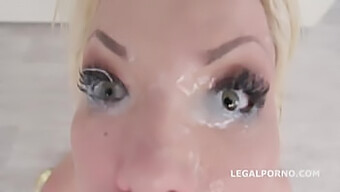 Grote Natuurlijke Barbie Sins Neemt Een Seksspeeltje Aan En Geeft Een Facial Cumshot