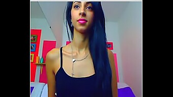 Hermosa Chica De Webcam Usa Un Dildo Anal