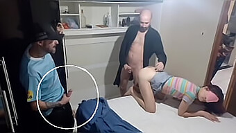 La Esposa Y El Amigo Con Los Ojos Vendados Tienen Sexo Con Un Cornudo Mientras Él Mira Desde El Armario En Un Video Amateur