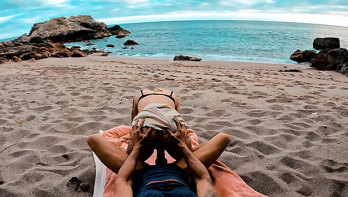 Pasangan Amatur Menikmati Seks Awam Di Pantai.