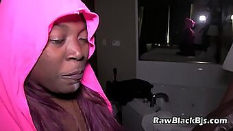 Ebony Amatør Modtager En Tilfredsstillende Blowjob