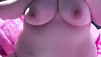 Eine Vollbusige Milf Bekommt Eine Raue Tittenmassage