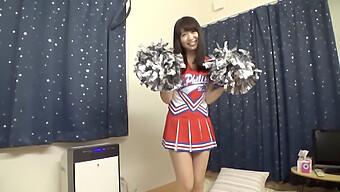 Cheerleader Asia Yang Cantik Membuat Debut Av-Nya Dalam Video Yang Menakjubkan