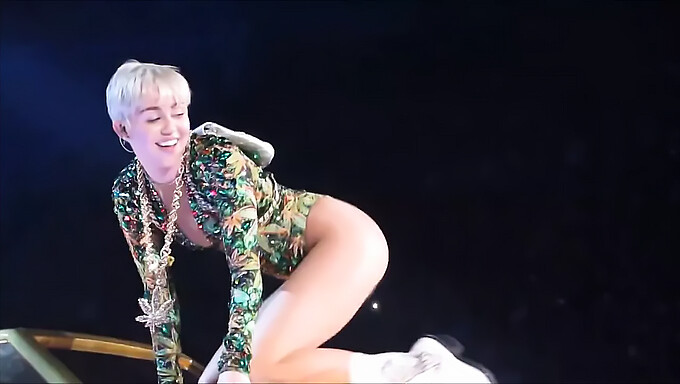 Tvrdý Výstrek Pri Sledovaní Miley Cyrus V Akcii