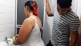 Madre Colombiana Tetona Se Acerca En El Baño