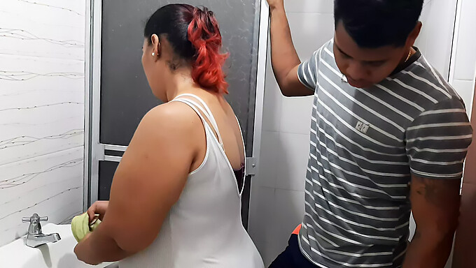 Ibu Colombia Berpayudara Besar Mendekat Di Kamar Mandi