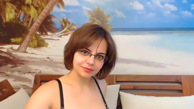 Frumoasa Cu Sânii Mari Face Striptease Pe Webcam