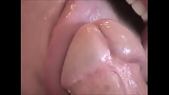 Intense Close-Up Van Oraal Genot Op Een Grote Penis