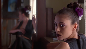 Kyssar Och Gift: Alyssa Milano I En Het Video