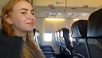 Vidéo Pov D'Une Passagère Coquine Faisant Une Fellation Dans Un Avion