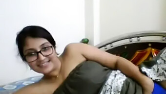 Indian Girl Masturbates On Webcam