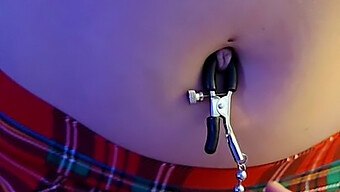 Femdom Bdsm: Outie Belly Button Speel Met Een Tepelklem