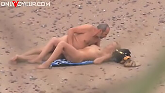 Una Coppia Voyeuristica Guarda Mentre Una Giovane Prosperosa Viene Scopata Sulla Spiaggia In Una Sessione Hardcore