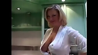 Blond Milf Med Store Bryster I Hjemmelavet Video