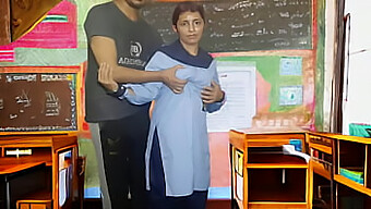 Première Fois Sexe D'Une Ado Indienne Avec Son Professeur Et Son Camarade Dans Les Locaux De L'École.