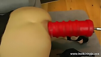 Anale Spiele Mit Einem Riesigen Dildo In 480p