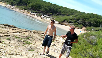 Dva Pohotna Moška Se Prepuščata Analnemu Seksu Na Plaži