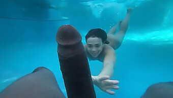 Joven Amateur Es Dominado Por Una Gran Polla Negra En Una Escena De Sexo Submarino