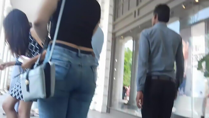 Adolescente Pequeña En Jeans Ajustados