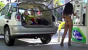 Nikki Brazil Muestra Su Culo Perfecto En Una Falda Corta En Una Gasolinera