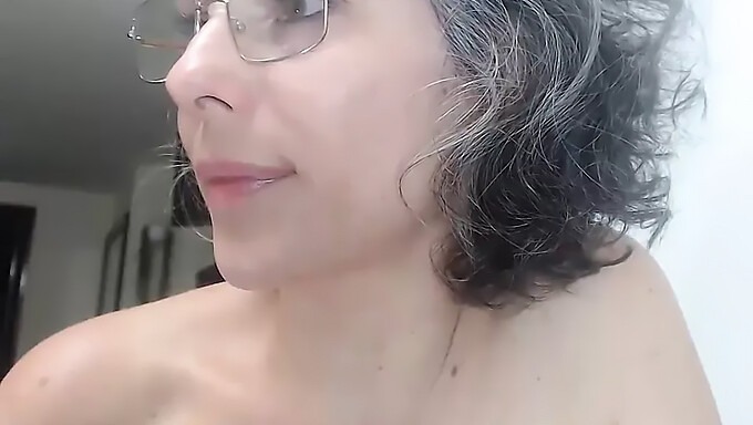 ગ્રે હેર સાથે પરિપક્વ Milf Pov વિડિઓમાં હસ્તમૈથુન કરે છે