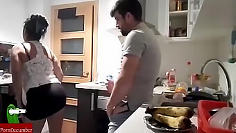 Sborrarti In Faccia In Cucina: Un Incontro Bollente