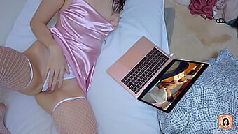 Sexy Girlfriend Enjoys Watching Young Boyfriend Cum