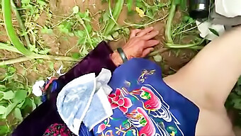 Eine Reife Asiatische Frau Genießt Die Natur In Diesem Milf-Video