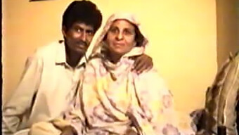 Pareja Pakistaní Primitiva En Una Película Retro Casera