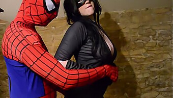 Ejakulasi Di Cosplay: Catwoman Berpayudara Besar Mengambil Kontol Spiderman