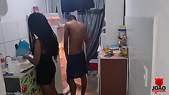 Casal Interracial Fica Selvagem Com Pau Grande E Goza Na Cozinha