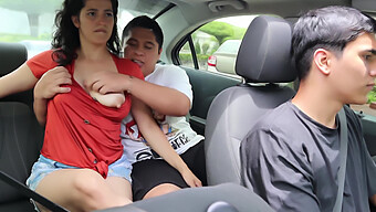 Pareja Cachonda Con Grandes Tetas Naturales Rebota Mientras Folla En La Carretera