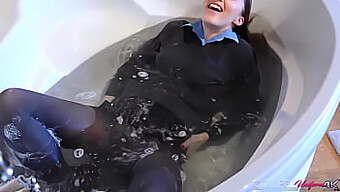 Eine Wunderschöne Brünette Genießt Ihre Neue College-Uniform, Während Sie In Der Badewanne Ist.