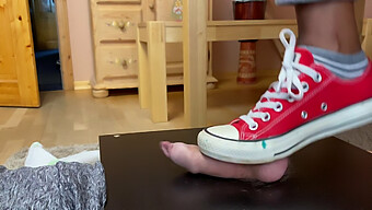 Petite Amie Allemande Profite D'Un Ballbusting Avec Des Baskets Converse Rouges