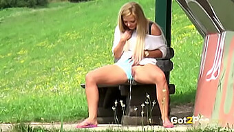 Une Blonde Amateur Se Fait Trempée Par Une Pisse En Public