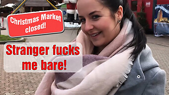 Bareback Neuken Met Een Vreemde Op De Kerstmarkt