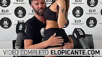 Lilack Si Gode La Delizia Cremosa Nella Stanza Calda Mentre Ascolta Elopodcast.