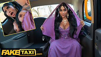 Desi Verpleegster Yasmina Khan Rijdt Op Een Lul In Een Openbare Taxi