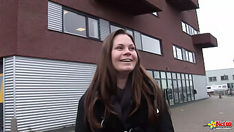 Tienertje (18+) Laat Haar Kutje Beffen En Neuken Door Een Pooier