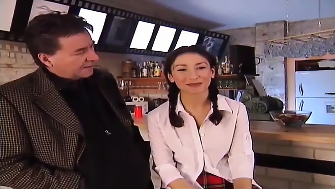 Strâmtă De Pizdă Vintage: Un Clasic Cu Sibel Kekilli